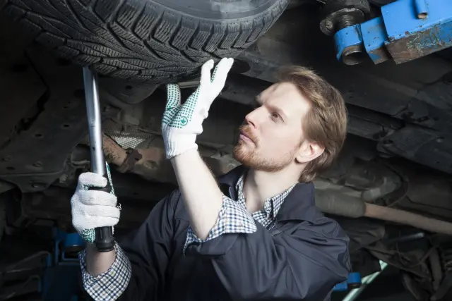 車の修理をする外国人男性の画像