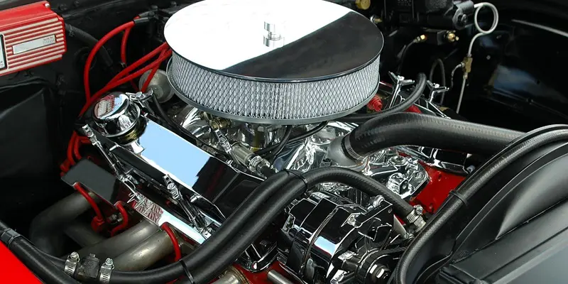 自動車のエンジンの画像
